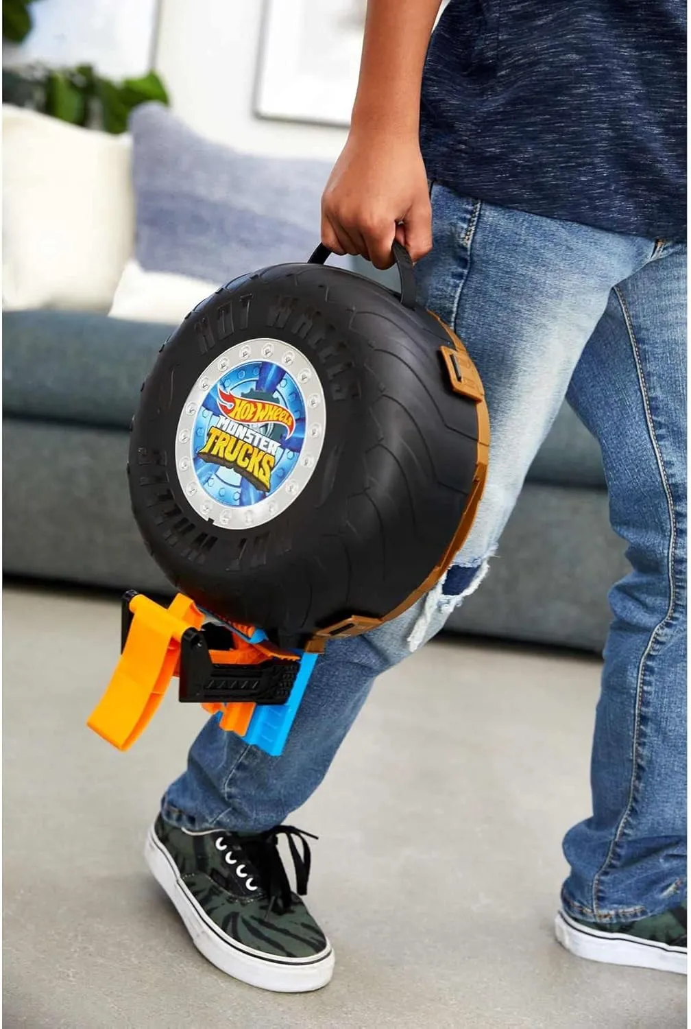 Hot Wheels Monster Trucks Stunt Tire Play Set Opens to Reveal Arena with Launcher, 1 1:64 Scale Car & 1 Monster Truck, Portable Toy Gift Set for Ages 4 to 8 Years Old, Black