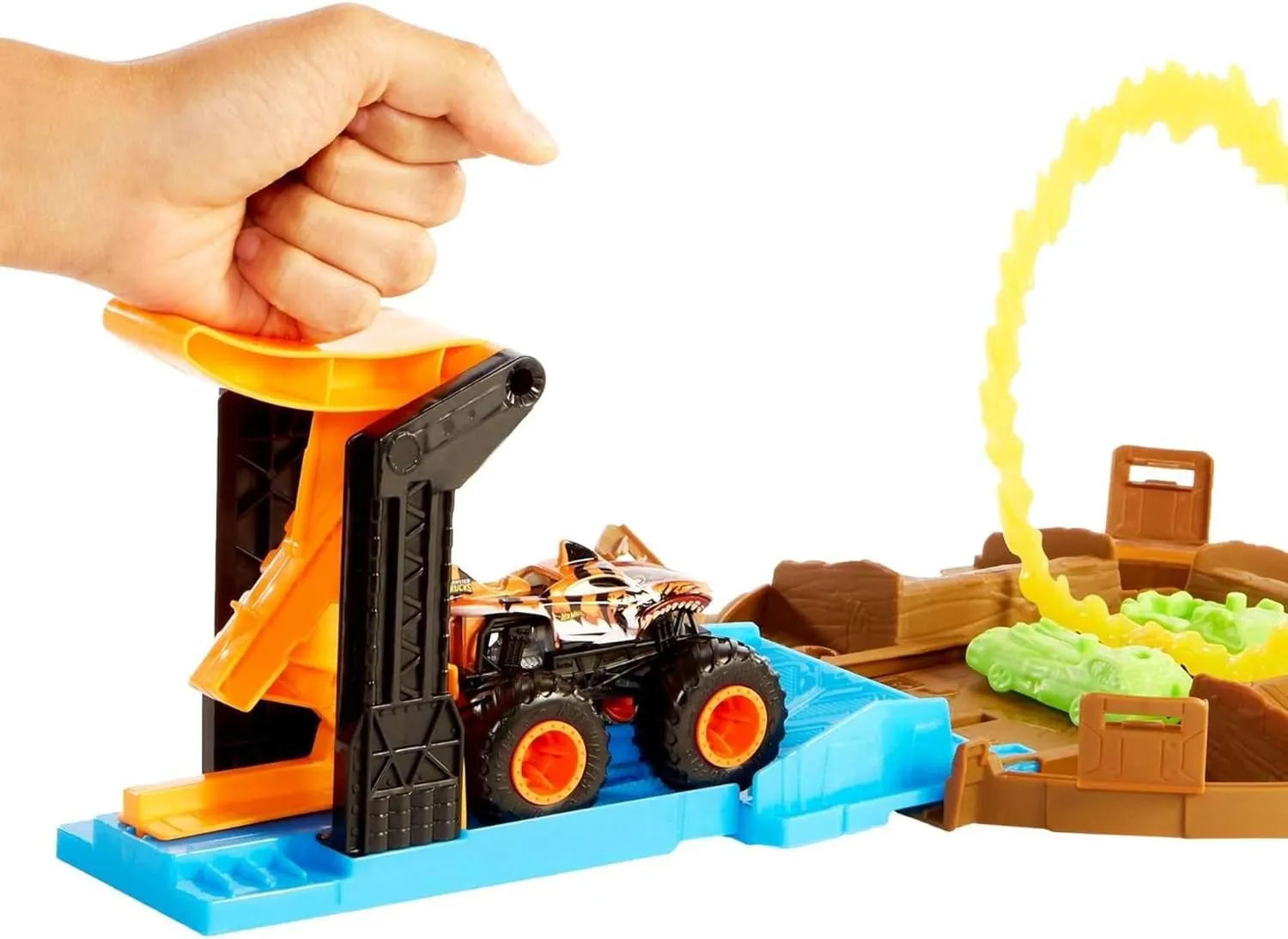 Hot Wheels Monster Trucks Stunt Tire Play Set Opens to Reveal Arena with Launcher, 1 1:64 Scale Car & 1 Monster Truck, Portable Toy Gift Set for Ages 4 to 8 Years Old, Black