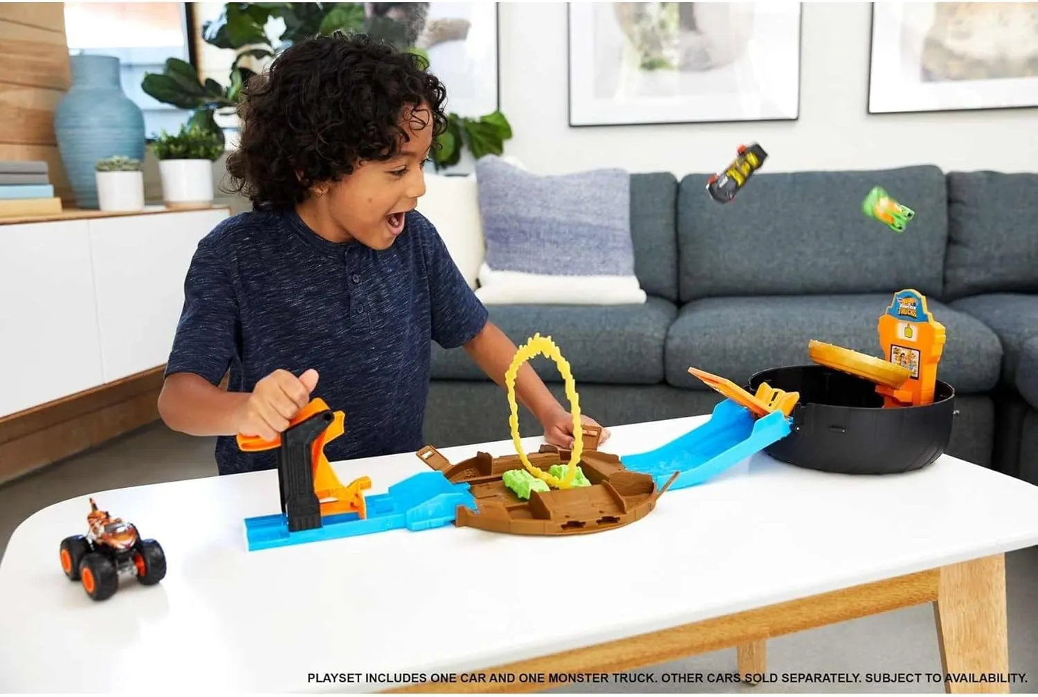 Hot Wheels Monster Trucks Stunt Tire Play Set Opens to Reveal Arena with Launcher, 1 1:64 Scale Car & 1 Monster Truck, Portable Toy Gift Set for Ages 4 to 8 Years Old, Black